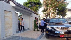 Lực lượng chức năng tiến hành khám xét tại nhà riêng của ông Nguyễn Thanh Sang - nguyên Giám đốc Sở Tài chính TP Đà Nẵng, chiều 19/3.