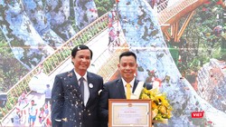 Ông Trần Văn Miên - Phó Chủ tịch UBND Thành phố Đà Nẵng trao tặng Bằng khen cho Công ty Cổ phần Dịch vụ Cáp treo Bà Nà vì đã có thành tích đóng góp xuất sắc cho sự phát triển của du lịch Đà Nẵng giai đoạn 2009-2019.