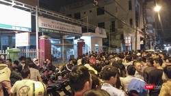 Người dân vạ vật, chờ xếp hàng lấy phiếu tiêm vacxin cho con từ đêm hôm trước