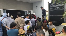 Người mua tập trung tại trụ sở Công ty CP Bách Đạt An tại Khu đô thị Điện Nam-Điện Ngọc để đòi quyền lợi.