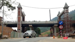 Cận cảnh cây cầu vắt ngang qua Quốc lộ 14G để phục vụ hoạt động Khu du lịch suối khoáng nóng núi Thần Tài