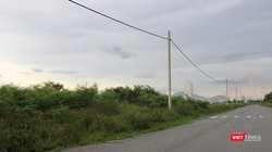 Hơn 10 năm nay, toàn bộ 65 lô đất (diện tích khoảng 3,2ha) của 32 nhà đầu tư tại Khu đông nam Đài tưởng niệm TP Đà Nẵng bị bỏ hoang vì những quyết định thu hồi bất thường của chính quyền