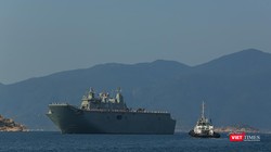 Tàu HMAS Canberra trên vịnh Cam Ranh