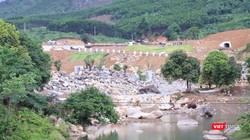 Đoạn sông Luông Đông đi qua khu vực dự án đã bị chặn lấp một phần, nhiều hạng mục thi công dở dang mà không xuất trình được các giấy tờ hợp lệ