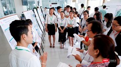 Các sinh viên thuyết trình về sản phẩm nghiên cứu khoa học và thuyết trình kêu gọi đầu tư để khởi nghiệp