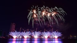 Một pha trình diễn pháo hoa của đội đến từ Vương quốc Anh tại DIFF 2019 trong đêm 22/6 mang chủ đề "Sắc màu"