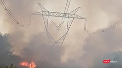 Đám cháy rừng tại khu vực huyện Hương Thủy (tỉnh Thừa Thiên Huế) đang bao vây đường dây 500KV tại khu vực (ảnh EVN)
