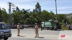 Ngày 8/7, lực lượng cảnh sát được huy động để hộ tống xe chở rác đi vào bãi rác Khánh Sơn