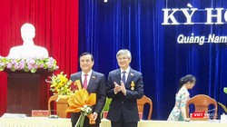 Ông Phan Việt Cường (bìa trái), Ủy viên Trung ương Đảng, Bí thư Tỉnh ủy Quảng Nam, Trưởng đoàn Đại biểu Quốc hội tỉnh vừa được HĐND tỉnh bỏ phiếu bầu chức danh Chủ tịch HĐND tỉnh Quảng Nam