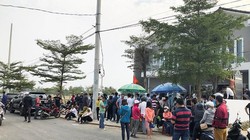 Người mua tập trung đòi quyền lợi tại trụ sở của Công ty CP Bách Đạt An tại khu đô thị Điện Nam-Điện Ngọc, tỉnh Quảng Nam