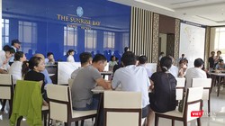 Ngày 6/8, khách hàng tập trung tại Văn phòng bán hàng The Sunrise Bay  yêu cầu chủ đầu tư và đơn vị phân phối trả lời cụ thể về thời hạn bàn giao nhà.