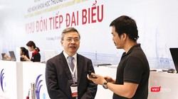 GS.TS Phạm Minh Thông Chủ tịch Hội Điện quang và Y học hạt nhân Việt Nam (bìa trái) trả lời  phỏng vấn VietTimes