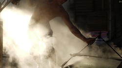 Công đoạn sản xuất nước nắm tại Làng nước mắm Nam Ô-Đà Nẵng (ảnh danangfantasticity.com)