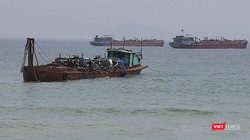 Tàu hút cát trên biển Cửa Đại (Hội An, Quảng Nam)