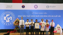 Đại diện Bộ Y tế đã trao danh hiệu “Bệnh viện thực hành Nuôi con bằng sữa mẹ xuất sắc” cho Bệnh viện Phụ sản - Nhi Đà Nẵng
