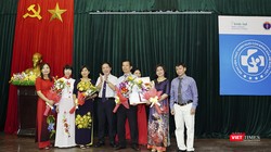 Đại diện Bộ Y tế trao danh hiệu Bệnh viện Thực hành Nuôi con bằng sữa mẹ xuất sắc cho Bệnh viện Đa khoa tỉnh Quảng Nam.