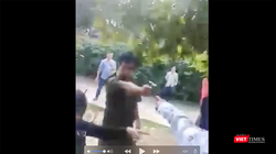 Phó công an xã Tiên Lãnh cầm súng chỉ vào mặt người dân (ảnh cắt từ clip người dân cung cấp)