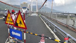 Rào chắn thi công phục vụ thi công thay thế lớp phủ mặt cầu Thuận Phước