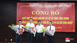 Ông Đặng Việt Dũng, Phó Chủ tịch thường trực UBND TP Đà Nẵng (thứ 2 từ phải sang) trao quyết định bổ nhiệm cho các tân Giám đốc Sở.