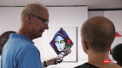 Khách nước ngoài trải nghiệm với tranh công nghệ AR tại triển lãm