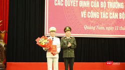 Trung tướng Nguyễn Văn Sơn - Thứ trưởng Bộ Công an trao quyết định bổ nhiệm Giám đốc Công an tỉnh Quảng Nam cho Đại tá Nguyễn Đức Dũng.