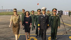 Chuẩn đô đốc Nguyễn Trọng Bình - Phó Tổng Tham mưu Trưởng Quân đội Nhân dân Việt Nam và bà Robyn Mudie - Đại sứ Australia tại Việt Nam tại lễ tiễn lực lượng (ảnh Đại sứ quán Australia tại Việt Nam cung cấp)