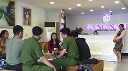 Cơ quan Công an làm việc, ghi nhận phản ánh của các phụ nữ đến đòi tiền tại cơ sở Gang Nam Spa