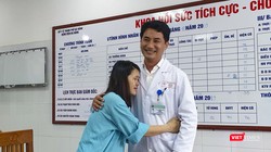 Sản phụ Nguyễn Thị Huyền xúc động ôm chầm lấy TS.BS Lê Đức Nhân - Giám đốc Bệnh viện Đà Nẵng để cảm ơn cứu mạng cả 2 mẹ con