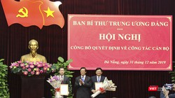 Ông Hà Ban - Phó Trưởng Ban Tổ chức Trung ương trao quyết định và hoa chúc mừng cho  ông Nguyễn Văn Quảng (bìa trái)