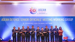 Các quan chức quốc phòng cấp cao các nước ASEAN chụp ảnh lưu niệm tại sự kiện ADSOM WG