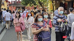 Du khách ở Hội An tự bảo vệ mình bằng việc đeo khẩu trang khi đi tham quan