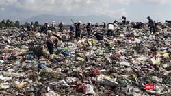 Người dân nhặt rác tại bãi rác Khánh Sơn, Đà Nẵng