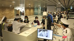 Lực lượng giám sát bệnh tật tại sân bay quốc tế Đà Nẵng vẫn thường trực giám sát hành khách qua cửa khẩu 24/24