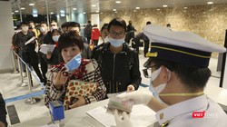 Lực lượng kiểm soát dịch bệnh thực hiện kiểm tra y tế hành khách tại sân bay