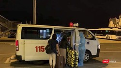 Hành khách được vận chuyển bằng xe chuyên dụng để ngăn chặn nguy cơ phát tán mầm bệnh