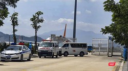 Xe vận chuyển số hành khách từ Hàn Quốc đến Đà Nẵng về các cơ sở cách ly theo quy định phòng chống dịch COVID-19