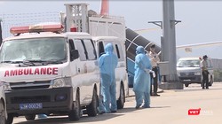 Lực lượng y tế tại sân bay ứng phó với các trường hợp nghi mắc COVID-19 nhập cảnh, xuống sân bay