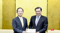 Chủ tịch UBND TP Đà Nẵng Huỳnh Đức Thơ và ông Ahn Min Sik – Tân Tổng Lãnh sự Hàn Quốc tại Đà Nẵng tại buổi tiếp và làm việc diễn ra trưa 27/2