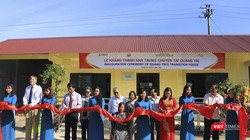 Đại diện cơ quan Phát triển Quốc tế Hoa Kỳ (USAID), Trung tâm hành động vì sự phát triển cộng đồng (ACDC), Ban quản lý dự án và Bệnh viện phục hồi chức năng và y học cổ truyền tại lễ khánh thành nhà trung chuyển đầu tiên ở tỉnh Quảng Trị. (ảnh USAID)