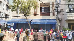 Khách hàng mua đất của Công ty cổ phần Bách Đạt An căng băng rôn đòi đất và sổ đỏ trước văn phòng đại diện của công ty này trên đường Nguyễn Du vào sáng ngày 4/3