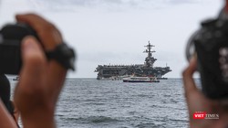 Sức hút của tàu sân bay USS Theodore Roosevelt của Hải quân Hoa Kỳ trên vịnh Đà Nẵng