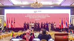 Các quan chức kinh tế ASEAA chụp ảnh lưu niệm tại hội nghị SEOM trù bị diễn ra tại Đà Nẵng