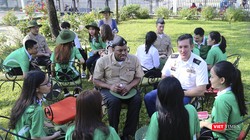 thủy thủ đoàn tàu sân bay USS Theodore Roosevelt (CVN-71) Hải quân Hoa Kỳ tại buổi giao lưu với sinh viên Đại học Đông Á (Đà Nẵng).