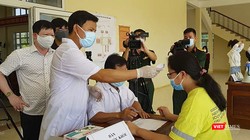 Cán bộ y tế thăm khám lần cuối đối với công dân Việt Nam cách ly tập trung trước khi cho rời trung tâm cách ly tại Đà Nẵng