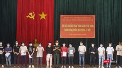 Lực lượng quân y cấp giấy chứng nhận sức khỏe cho các công dân thực hiện cách ly tập trung khi rời trung tâm.