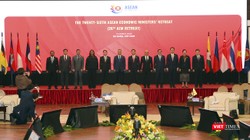 Các Bộ trưởng Kinh tế ASEAN (AEM) chụp ảnh lưu niệm tại hội nghị Bộ trưởng Kinh tế ASEAN hẹp lần thứ 26 diễn ra tại Đà Nẵng 