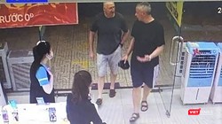 Hình ảnh 2 du khách người Anh mắc COVID-19 đi vào Siêu thị Điện Máy Xanh trên đường Nguyễn Văn Linh và lây nhiễm cho nhân viên bán hàng tại đây. (ảnh chụp lại từ camera siêu thị)