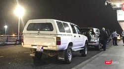 Xe ô tô của CDC tỉnh Quảng Nam đưa 4 du khách người Anh diện cách ly COVID-19 ra sân bay Đà Nẵng để đi Hà Nội bị chặn lại