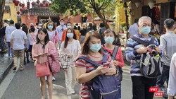 Du khách đeo khẩu trang tham quan tại phố cổ Hội An