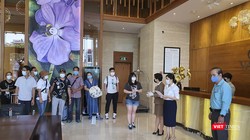 Ban Chỉ đạo phòng, chống dịch COVID-19 quận Hải Châu, đại diện khách sạn Vanda và các cơ quan liên quan trao giấy chứng nhận hoàn thành cách ly phòng, chống COVID-19 cho toàn bộ số du khách và nhân viên tại đây 